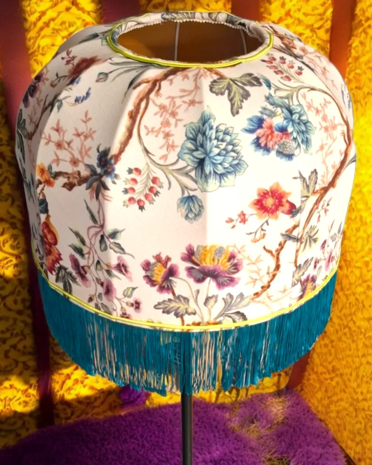 Abat-jour dôme en tissu fleuri chinoiserie bordé de franges turquoise, sur lampadaire noir