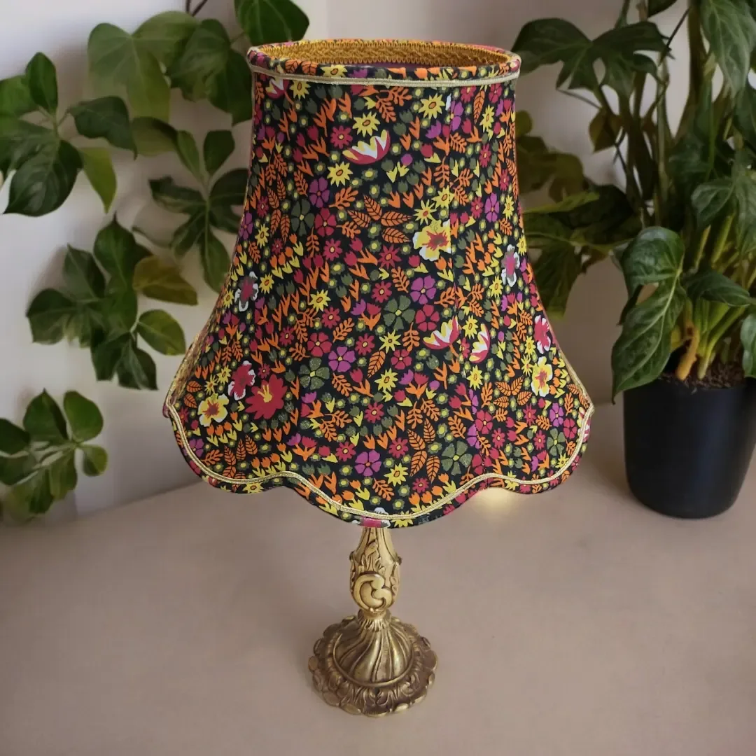Abat-jour pagode en tissu liberty fleuri sur un pied de lampe en laiton, doublure rose