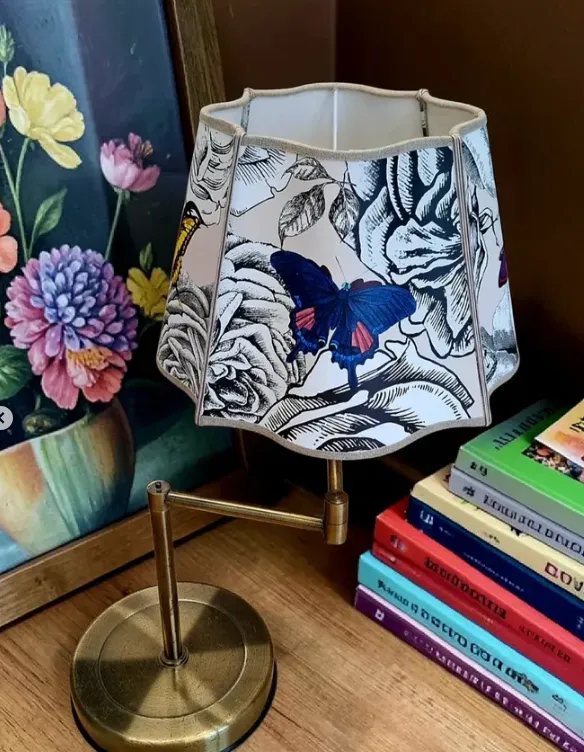 Abat-jour à motif de roses et papillon bleu marine sur lampe articulée en laiton