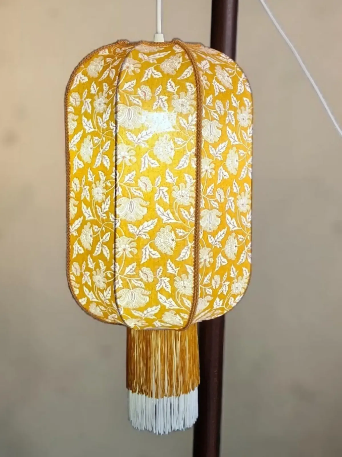 Suspension lanterne chinoise en tissu jaune à fleurs blanches, entièrement cousue main, avec franges