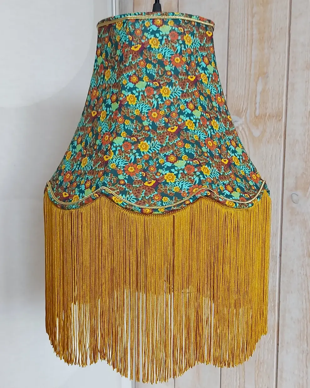 Suspension pagode en tissu fleuri turquoise et orange avec longues franges jaunes