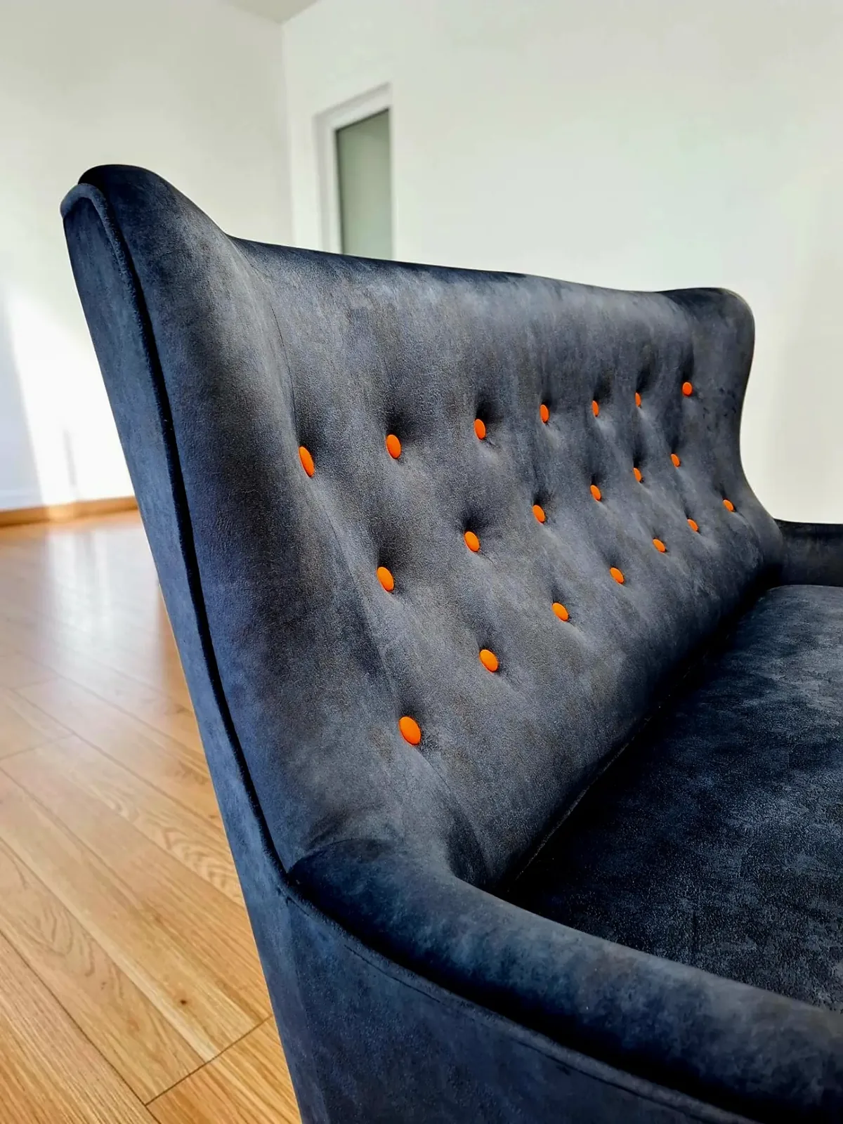 Des boutons orange pour ne pas oublier d'où il vient.