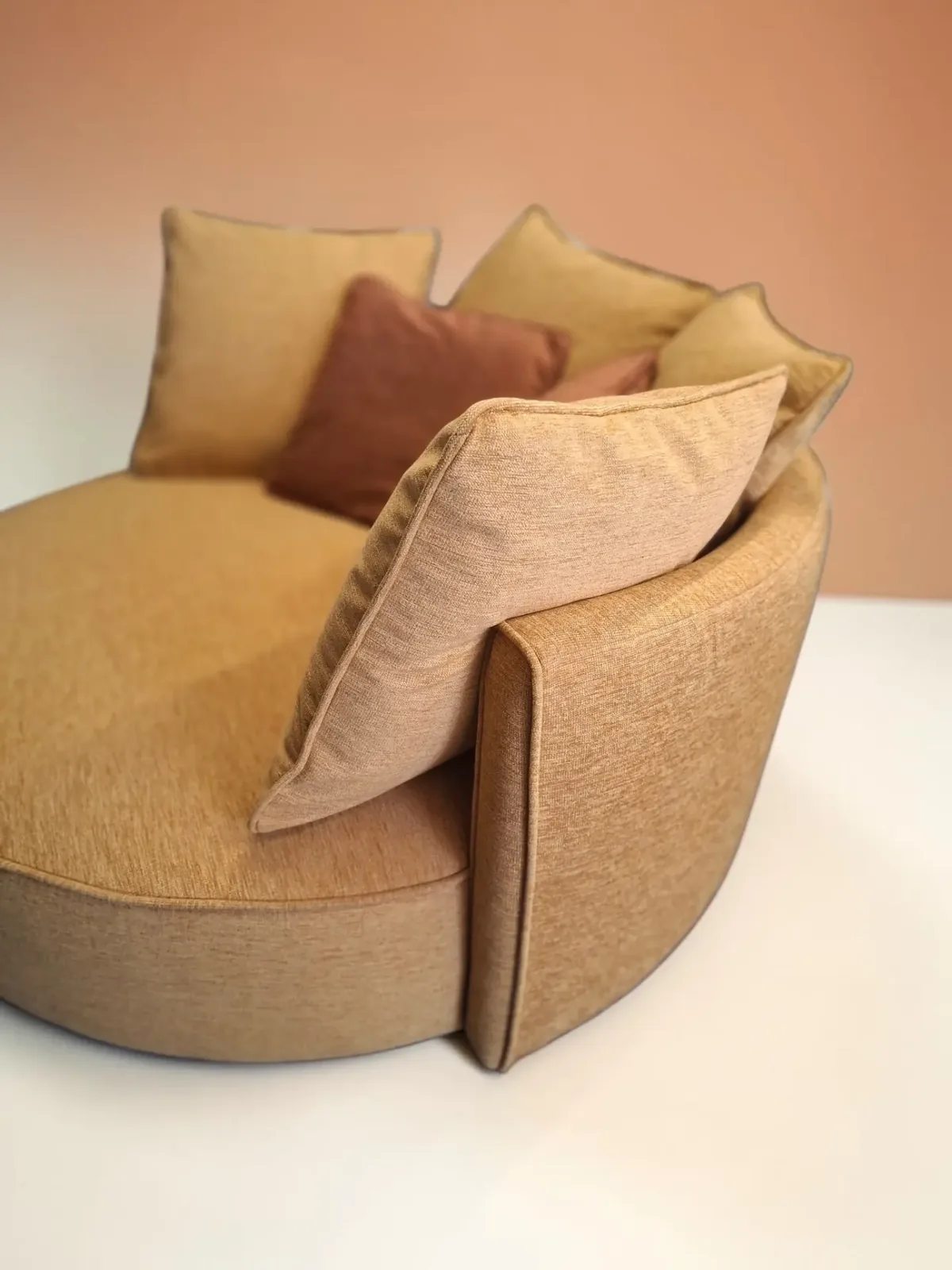 Les coussins du canapé rond, la petite touche qui fait tout.