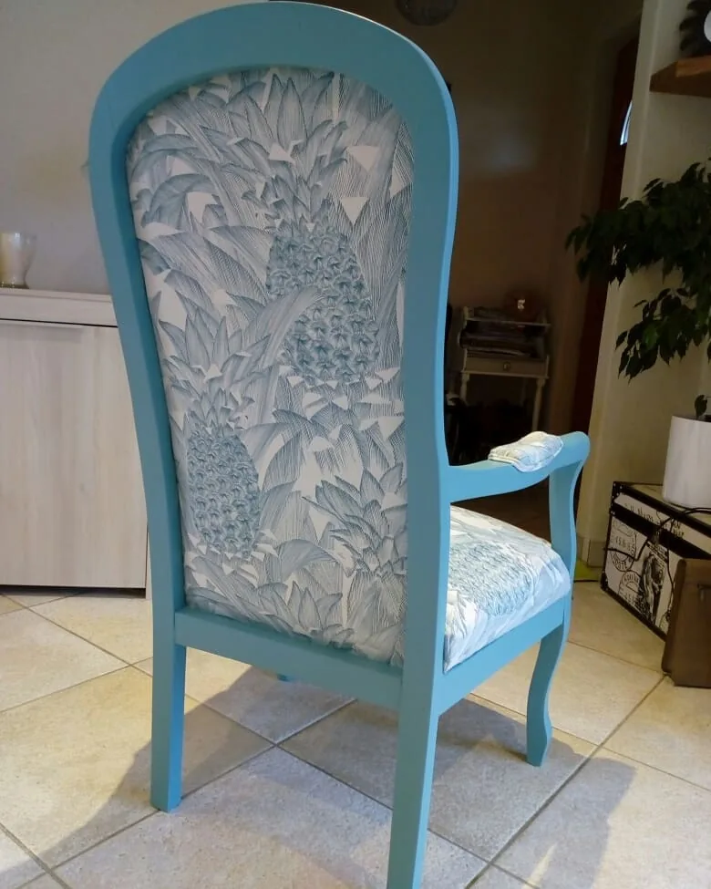 Fauteuil Voltaire peint en turquoise et retapissé d'un tissu à ananas bleu et blanc, photo de 2018