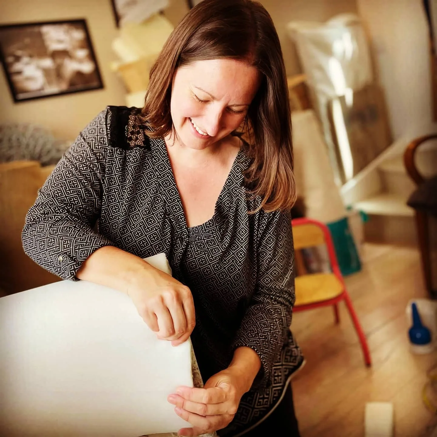 Séverine Templier en 2021, souriante, en train d'encoller une mousse Bultex