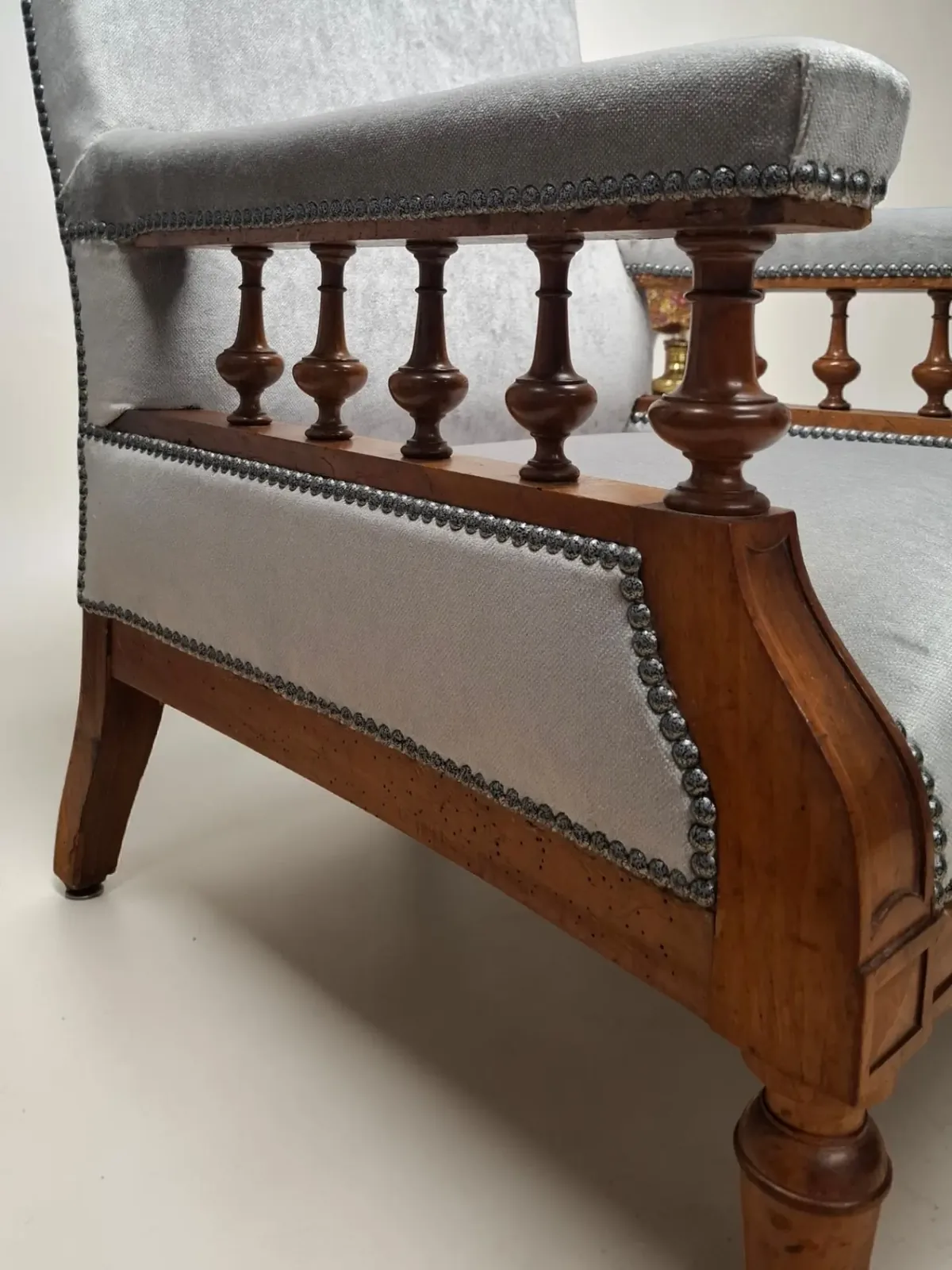 Détail des clous noirs mouchetés posés sur le velours gris Olympe de Casal d'un fauteuil de famille