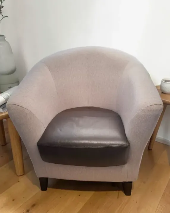 Fauteuil club retapissé en tissu taupe avec assise en cuir brun
