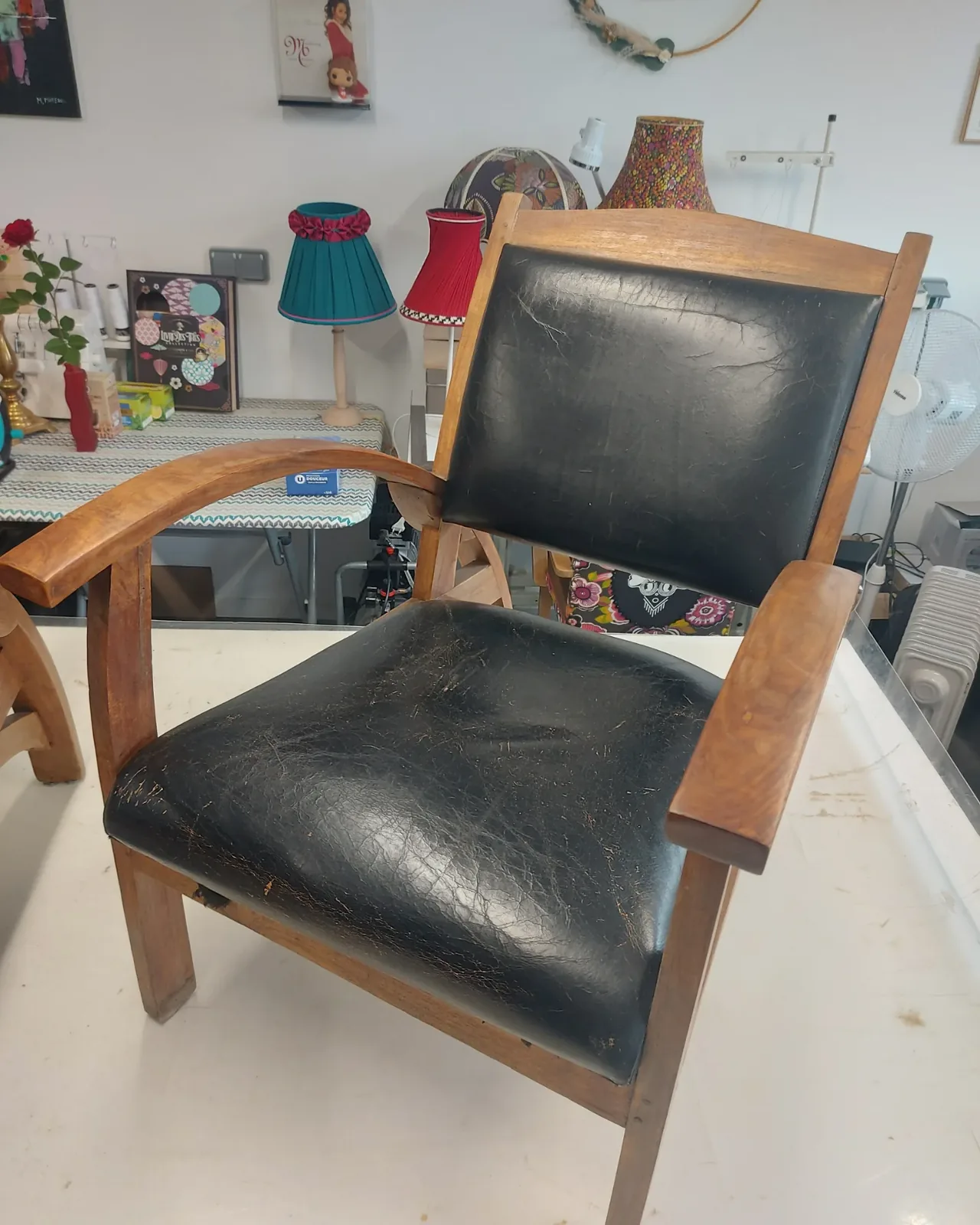 Paire de fauteuils coloniaux en jaune, avant réfection