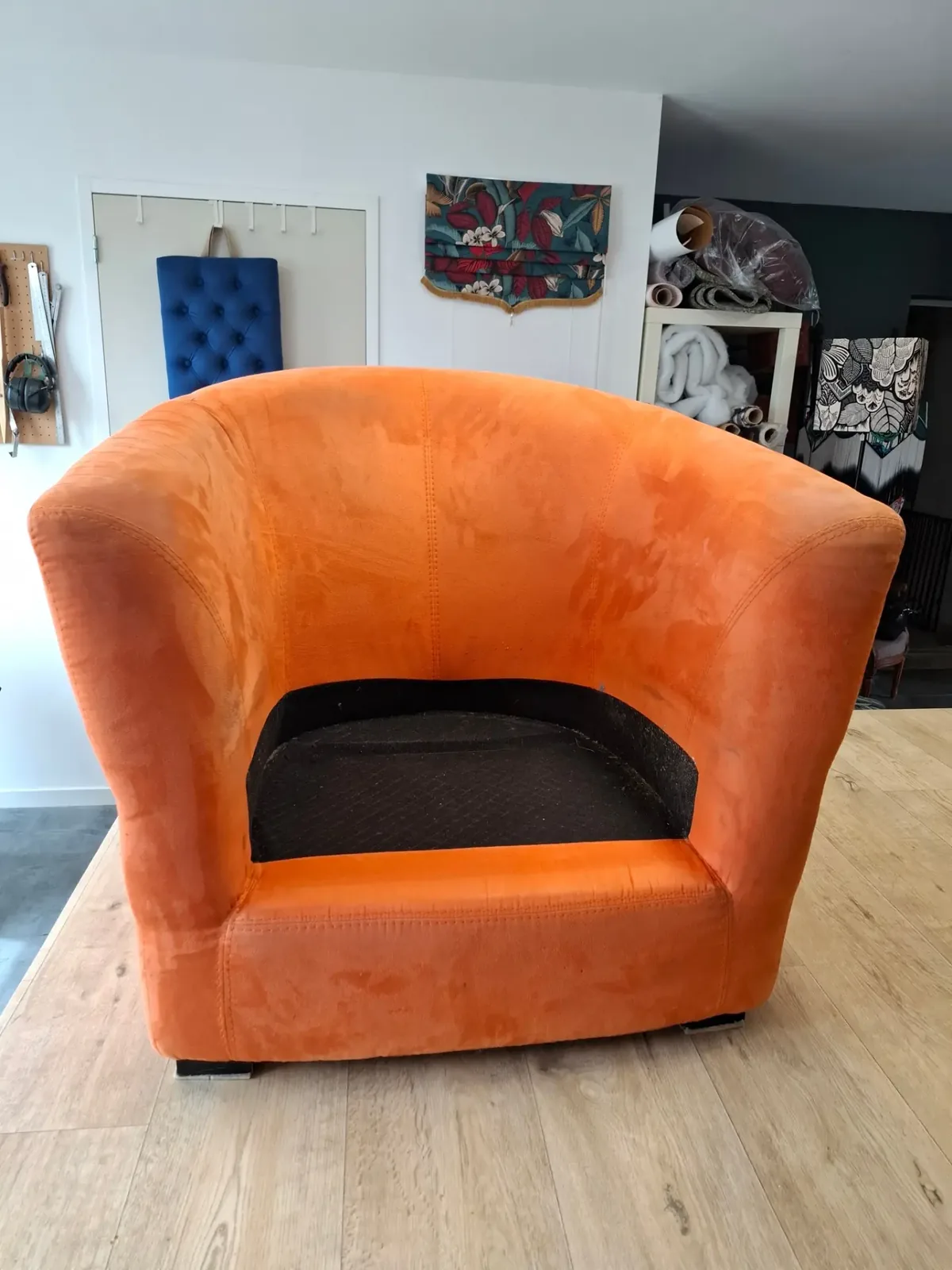 Deux fauteuils tonneaux, de l'orange au beige, avant réfection
