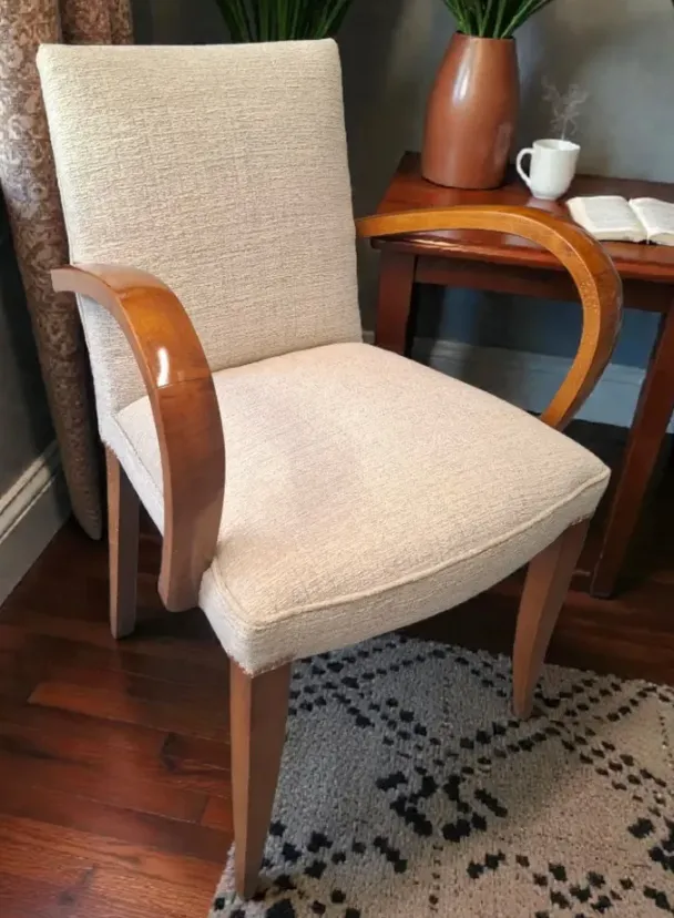 Fauteuil bridge en tweed écru aux accoudoirs galbés en bois