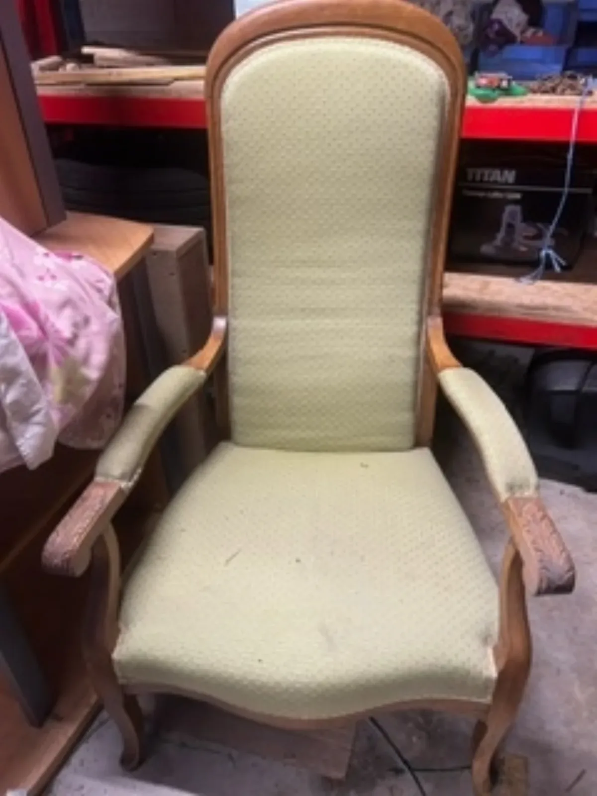 Fauteuil Voltaire, dossier fleuri et velours noir, avant réfection