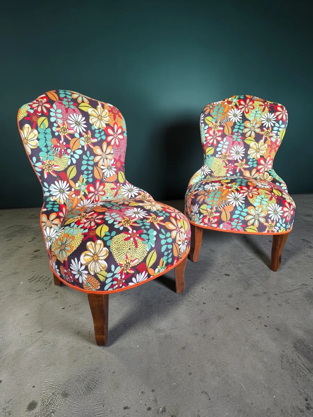 Paire de chauffeuses retapissées d'un tissu fleuri multicolore Zéphyr & Co avec passepoil orange, pieds en bois
