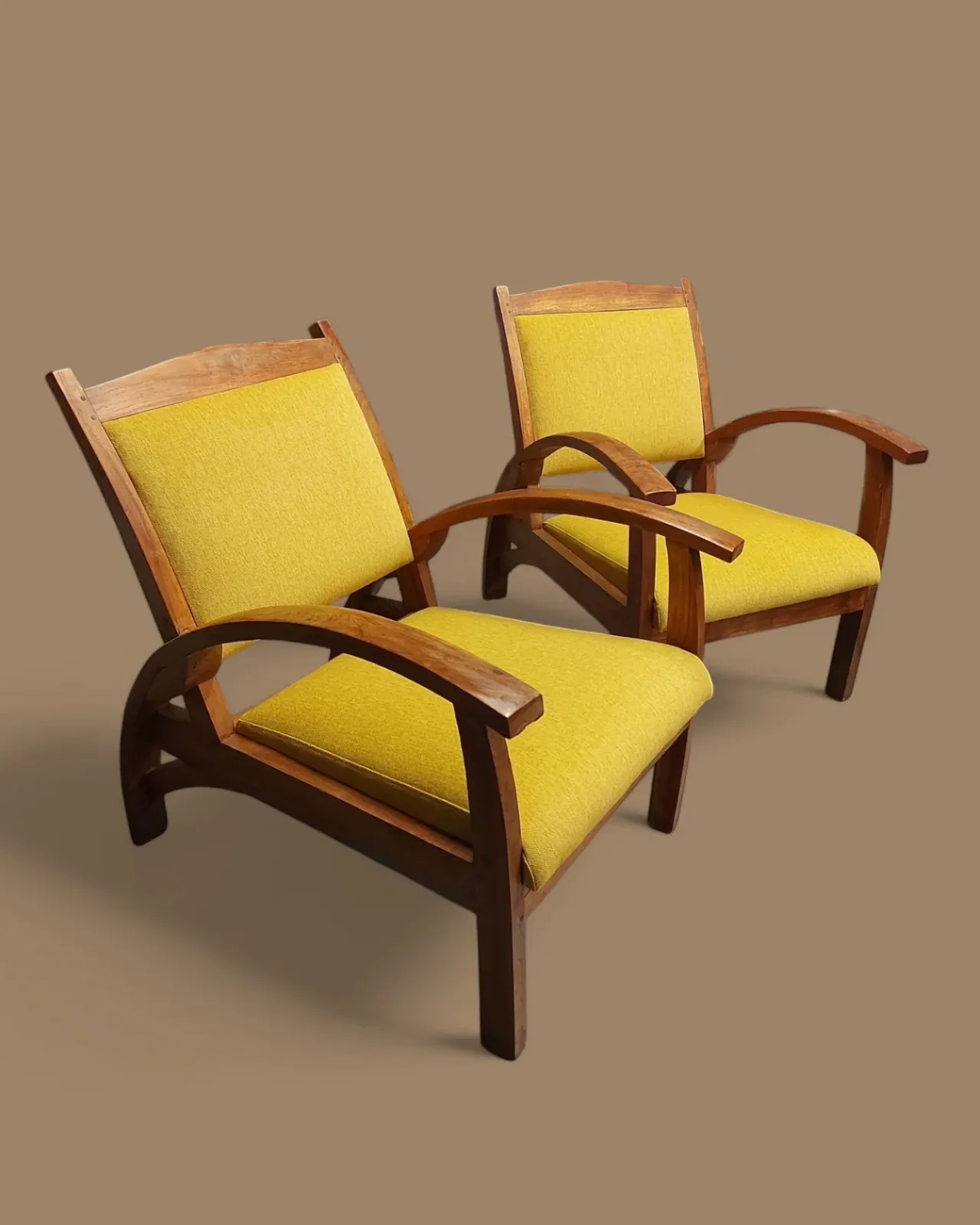 Paire de fauteuils coloniaux en bois courbé retapissés d'un tissu jaune vif