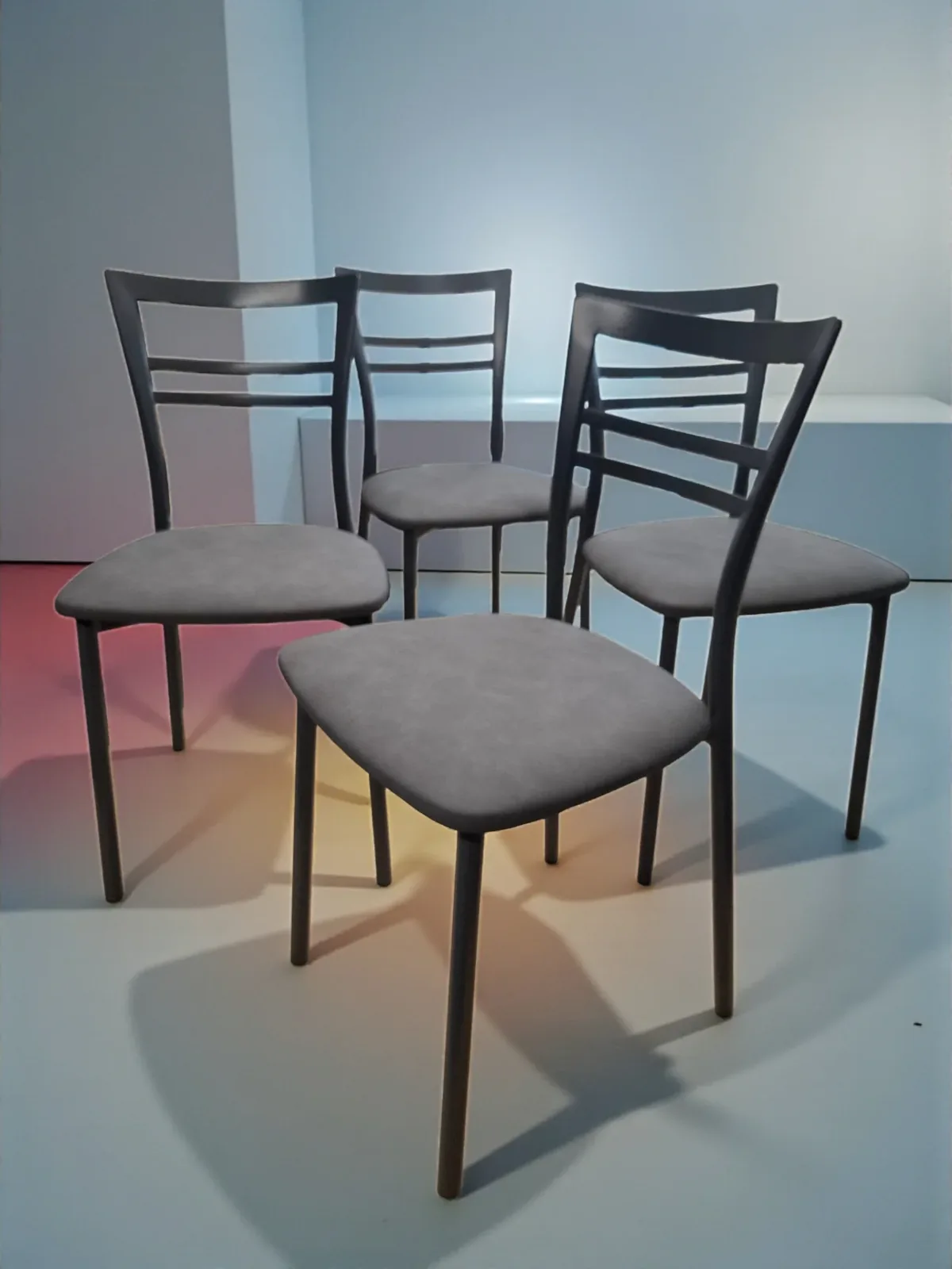 Quatre chaises de cuisine en métal noir aux assises refaites en simili gris mat Cotte Martinon