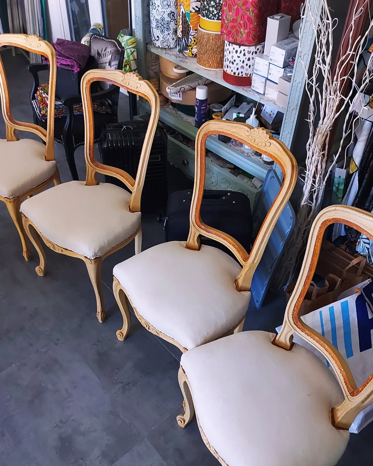 Six chaises Louis XV cérusées, avant réfection