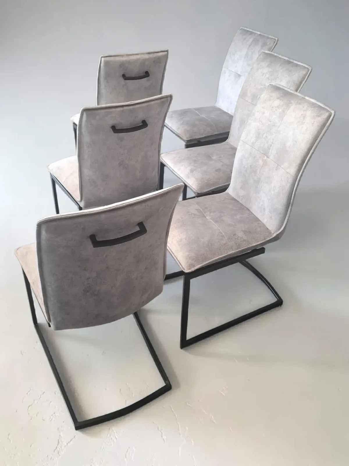 Six chaises design contemporaines à piètement luge, retapissées en tissu gris clair anti-tache